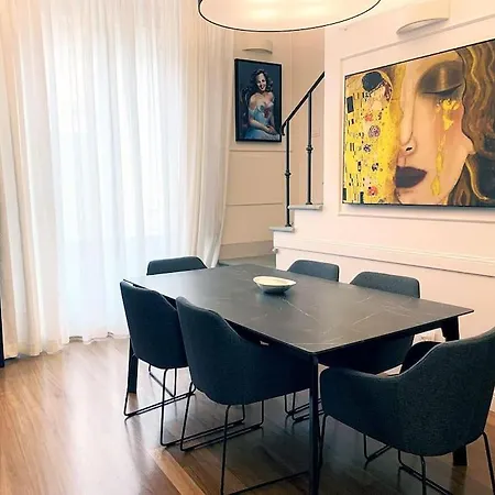 Διαμέρισμα Charming Penthouse Near Duomo *
