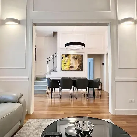 Charming Penthouse Near Duomo Διαμέρισμα