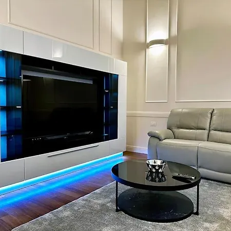 Διαμέρισμα Charming Penthouse Near Duomo *