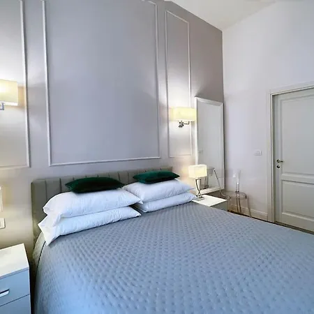 Διαμέρισμα Charming Penthouse Near Duomo
